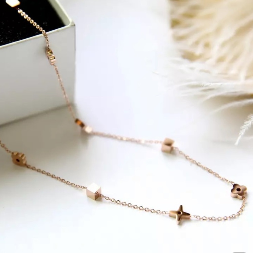 18KGP Gold Flower Choker Necklace Titanium Steel - Picture 5 of 8